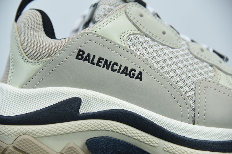 Ba*len*cia*ga triple s