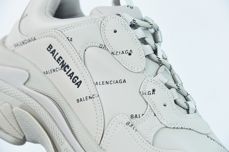 Ba*len*cia*ga triple s