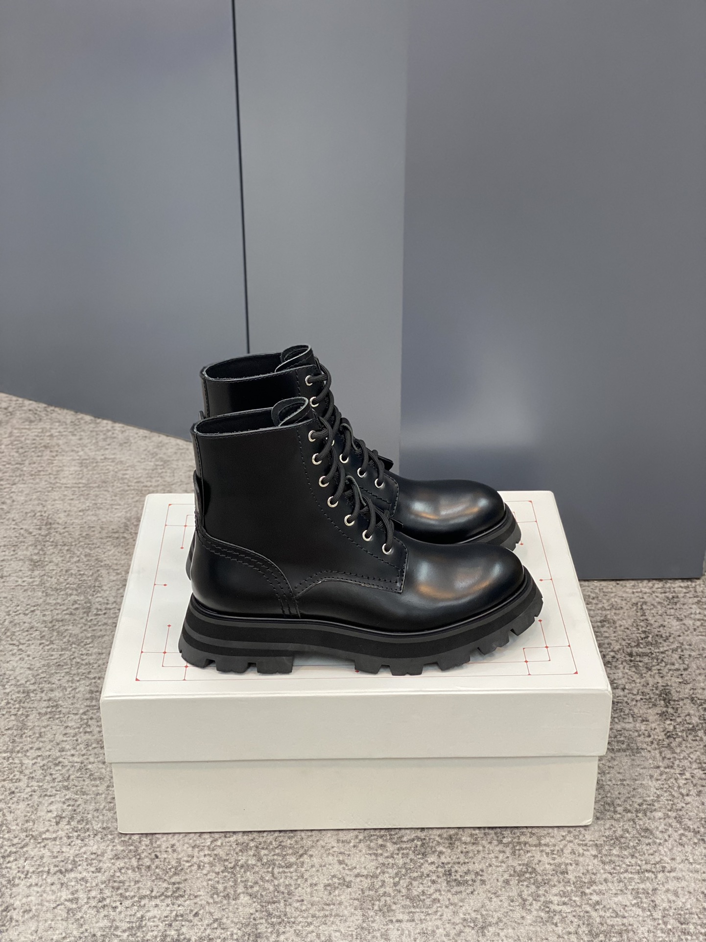 A1exa*der m*q*en boots
