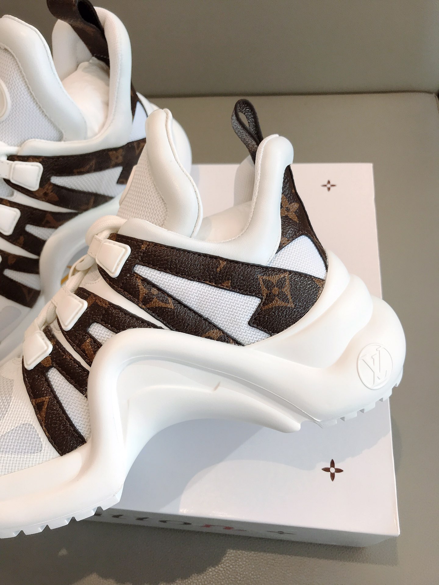 l0*is V*t0n archlight sneaker