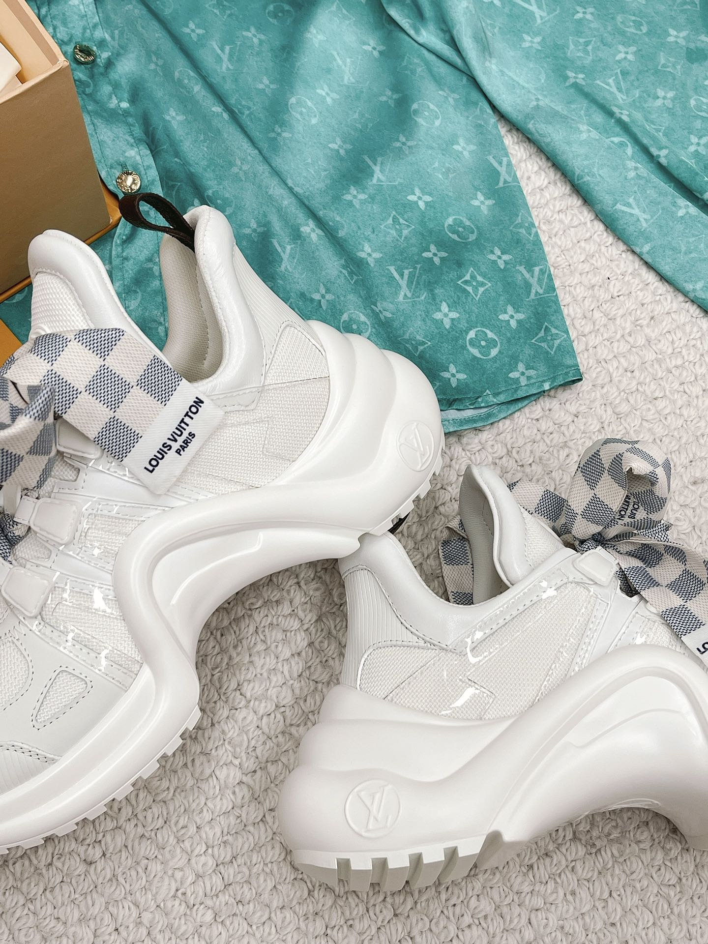 l0*is V*t0n archlight sneaker