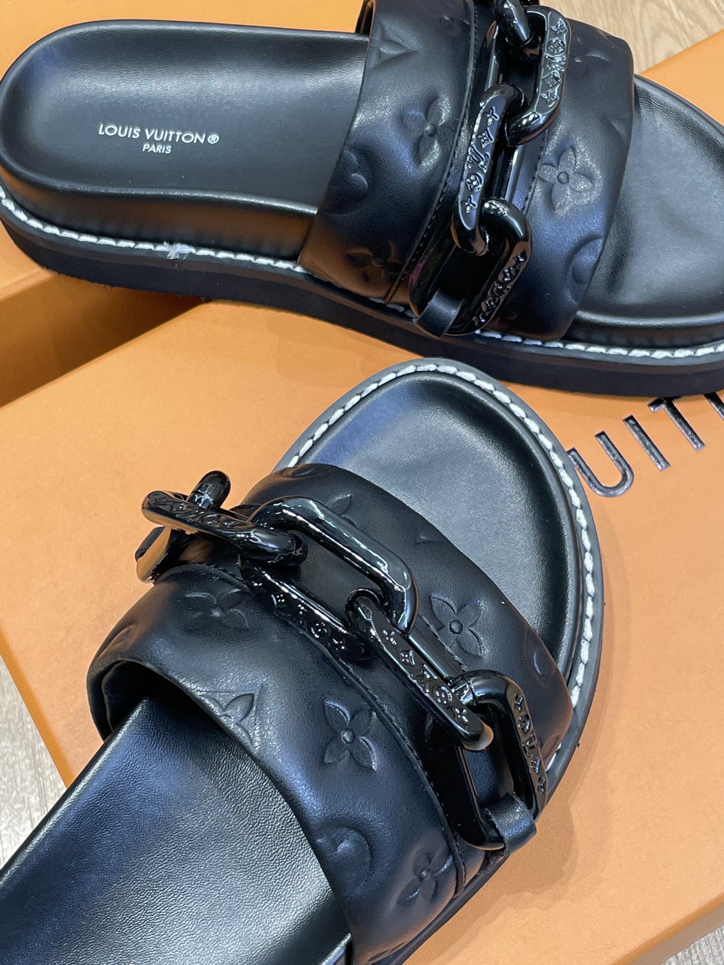 l0*is V*t0n 2022ss sandals