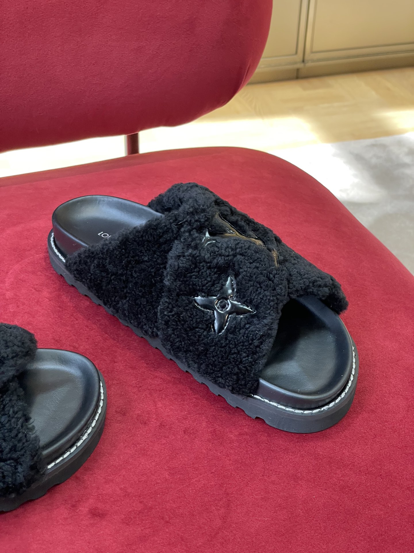 l0*is V*t0n paseo sandals