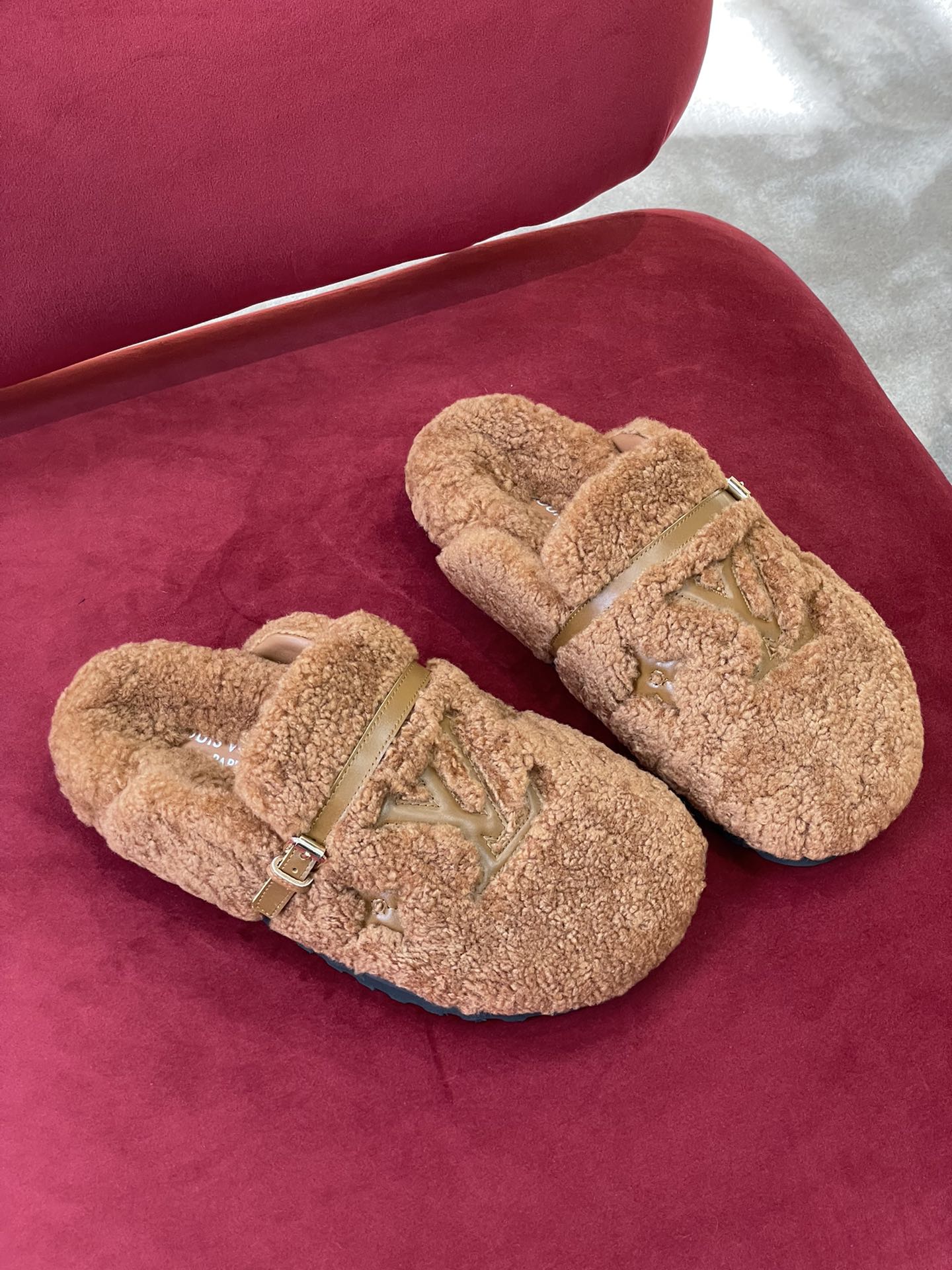 l0*is V*t0n winter break comfert sandals