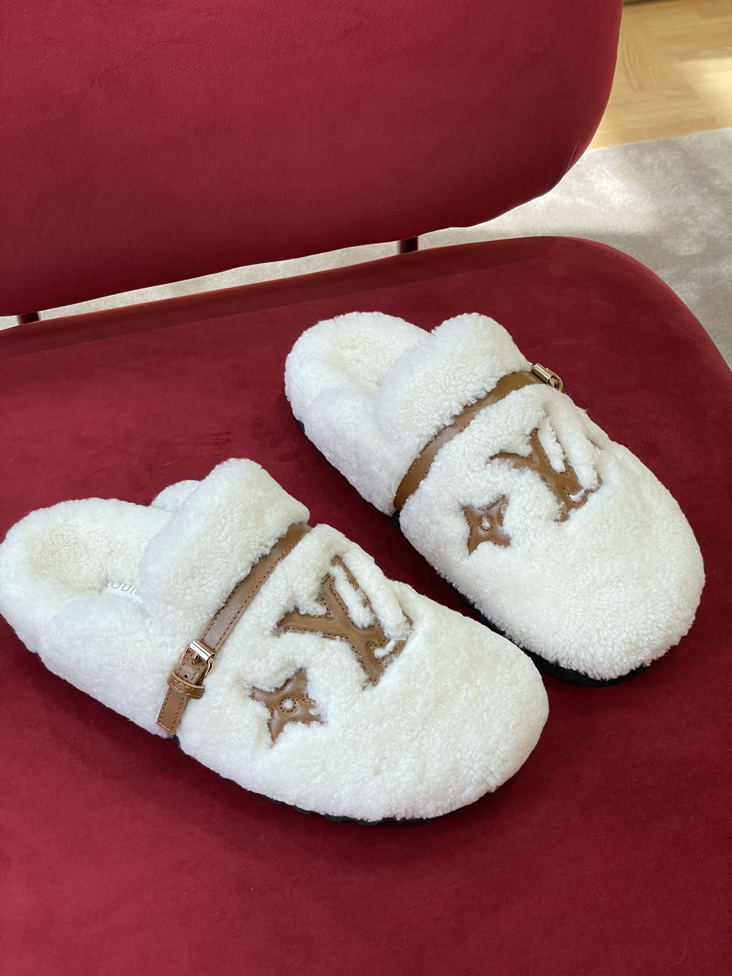 l0*is V*t0n winter break comfert sandals