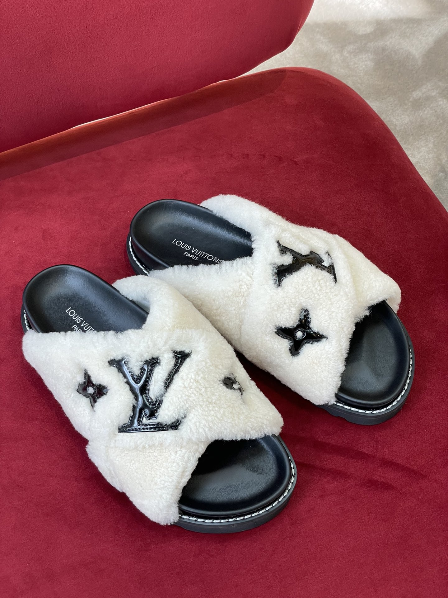 l0*is V*t0n paseo sandals