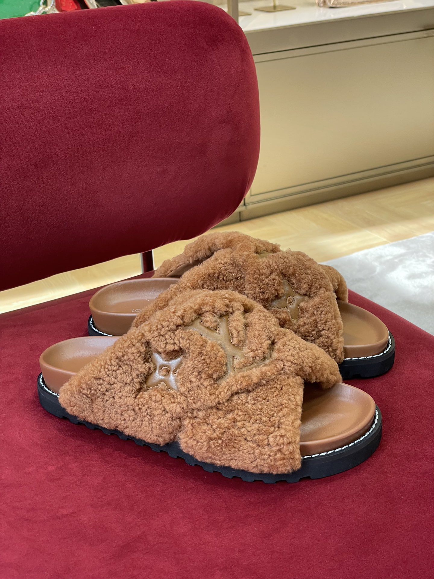 l0*is V*t0n paseo sandals