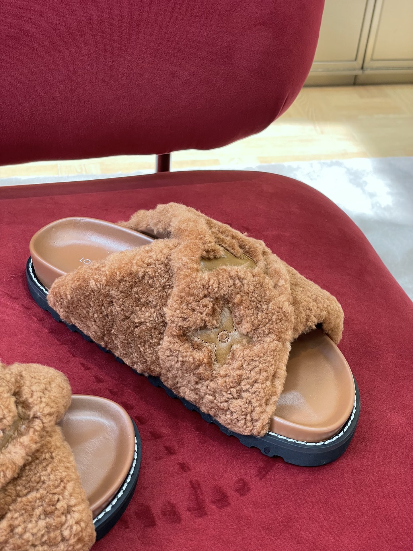 l0*is V*t0n paseo sandals