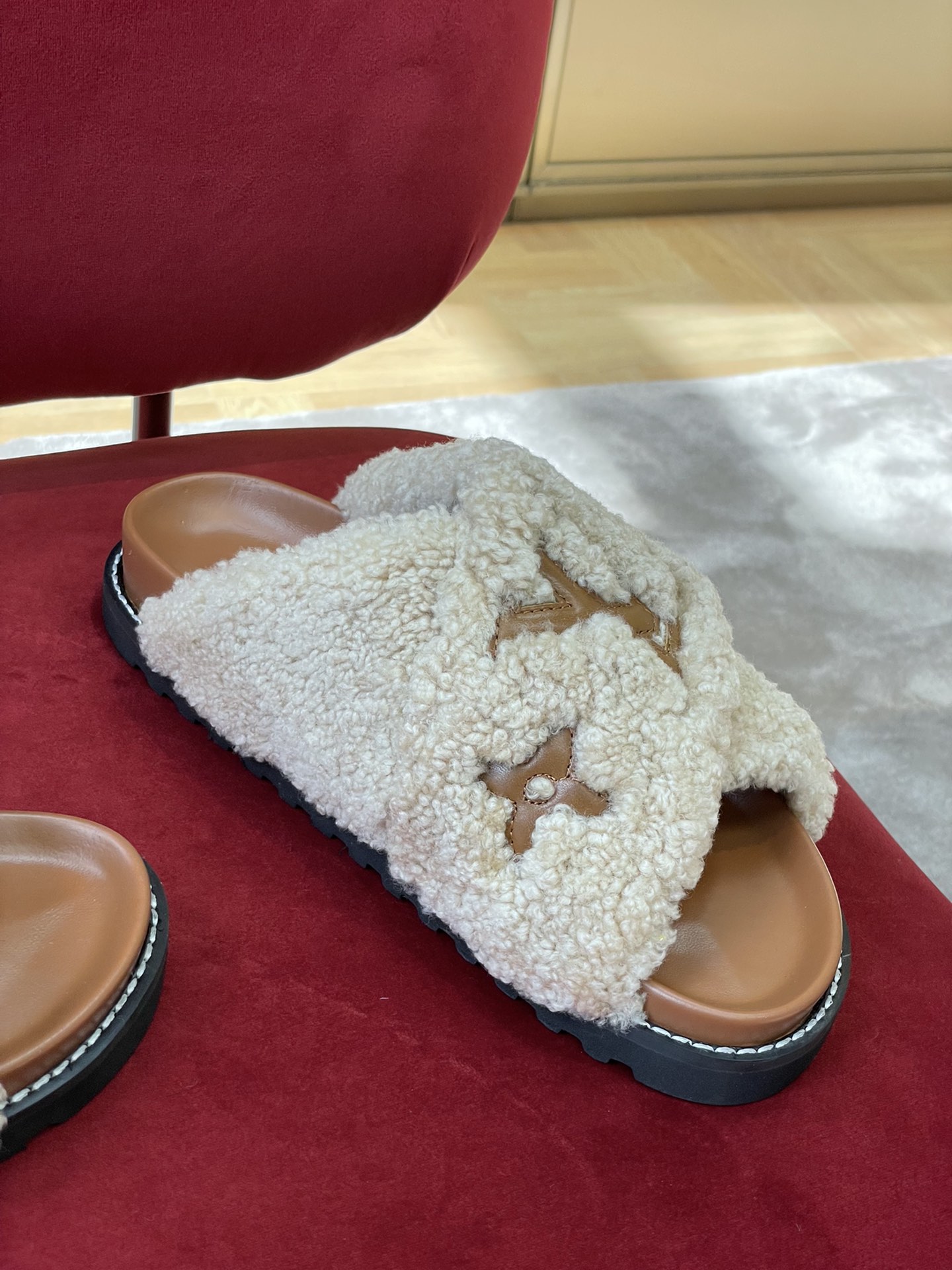 l0*is V*t0n paseo sandals