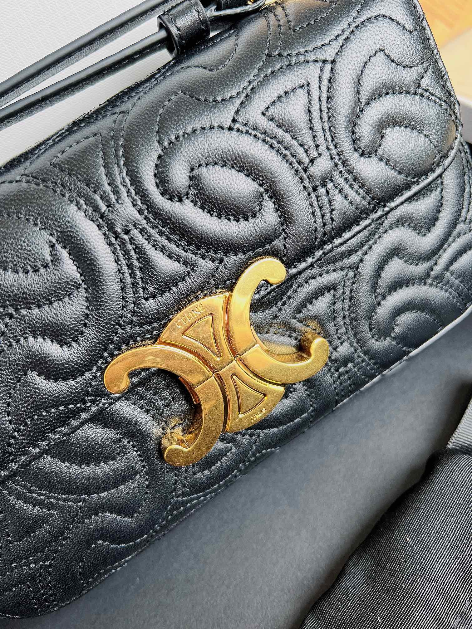 Ce**e quilted lambtriomphe bag-20 x 10 x 4cm