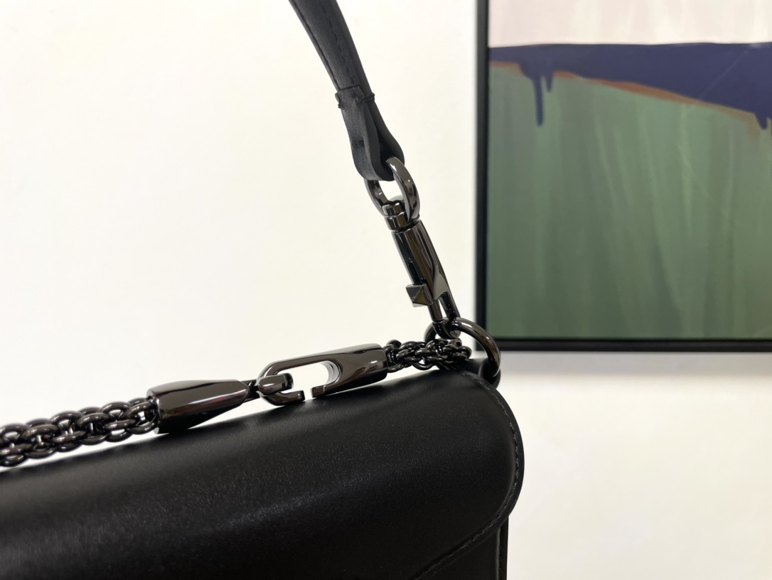 Va1e*ntin0 handbags-20*15*7cm