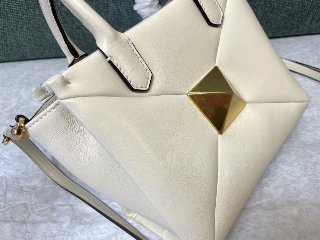 Va1e*ntin0 garavani onestud-18.5 x15x11cm