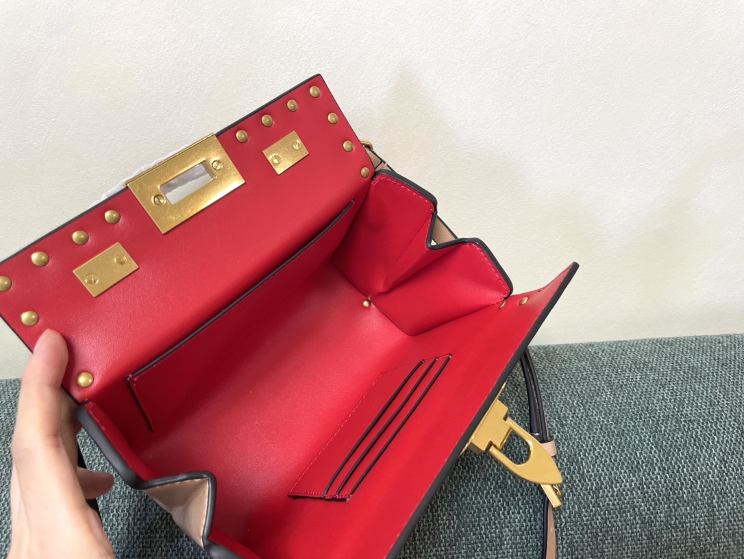 Va1e*ntin0 garavani rockstud alcove-19*12*8cm