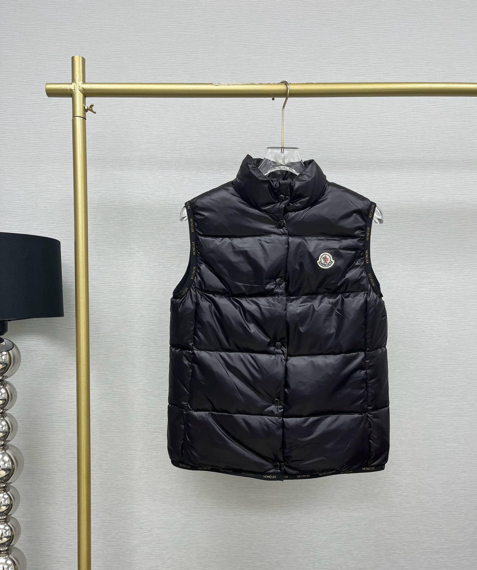 Can*a Go*e vest