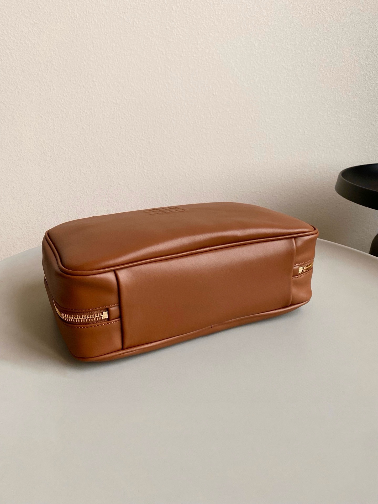 M*um*u leather top handbag-34x23x12cm