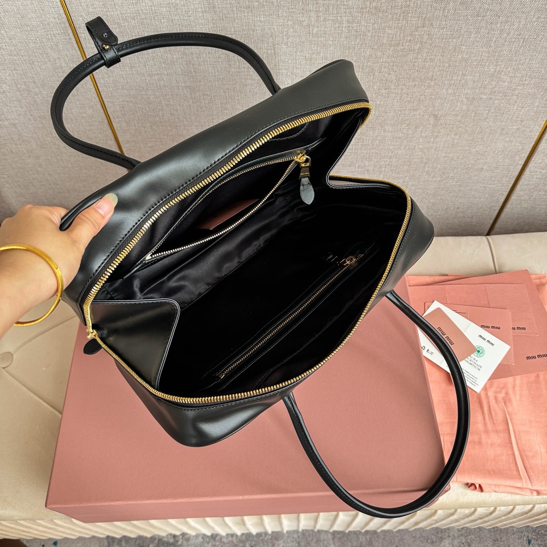 M*um*u leather top handbag-34x23x12cm