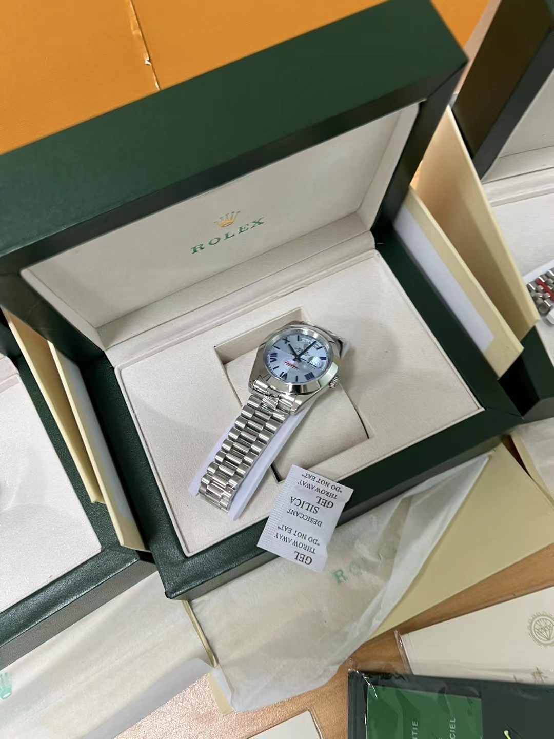 R*l*x watch