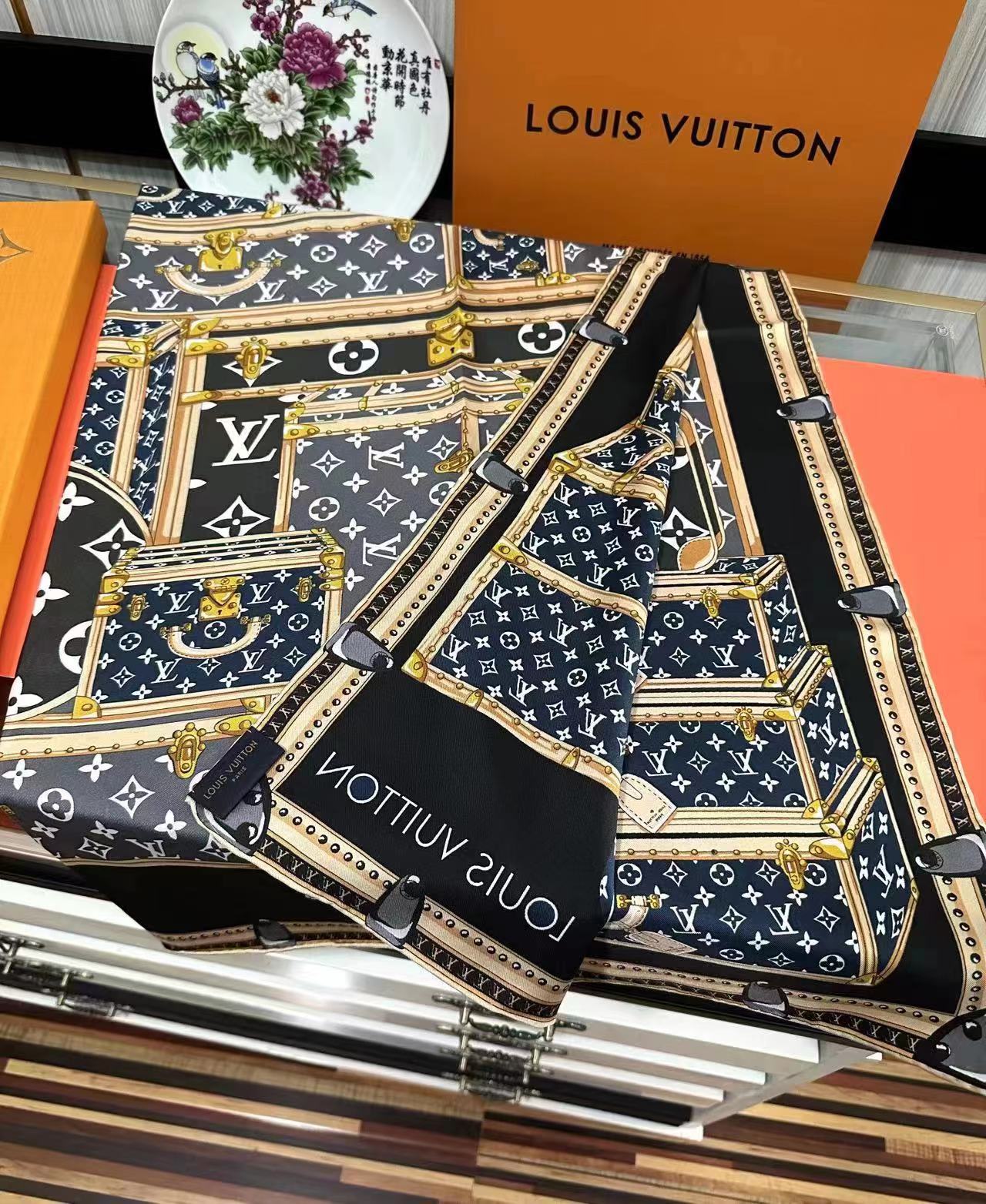 l0*is V*t0n scarf