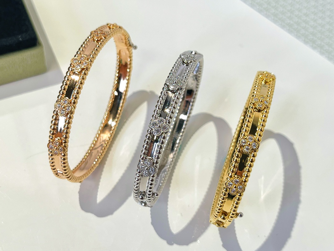 V*N CL*F &arpels bracelet
