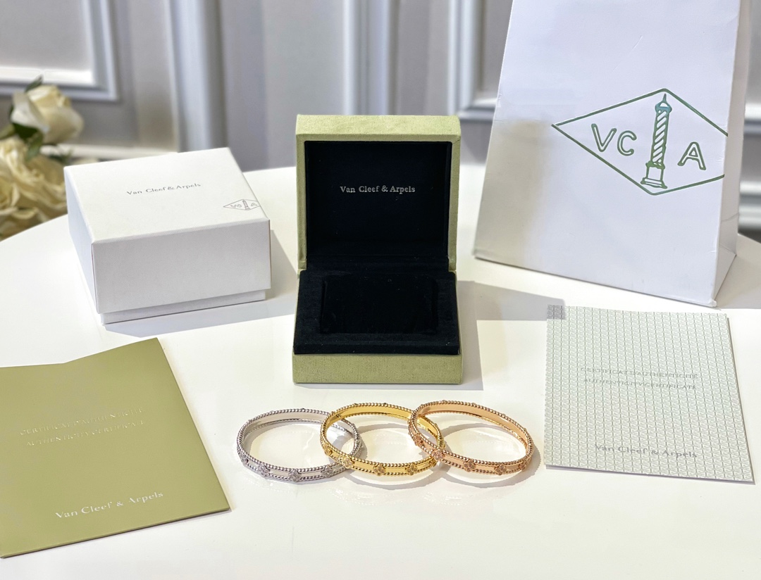 V*N CL*F &arpels bracelet