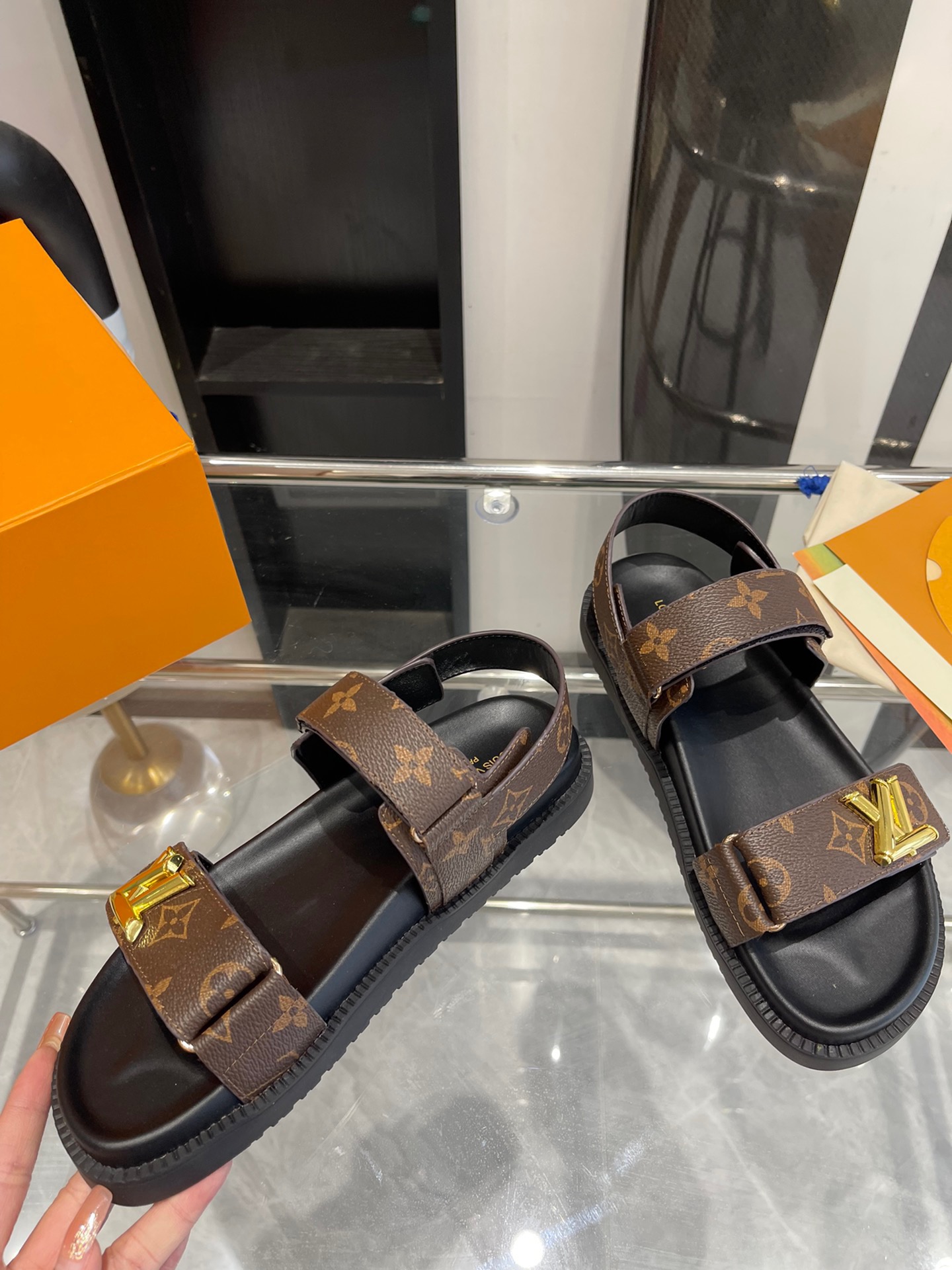 l0vis Vvtt0n sandals