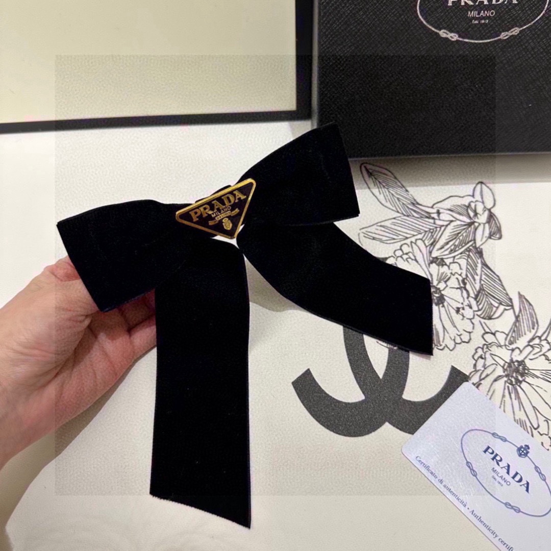 Pra*a triangle-logo bow velvet hair clip | black