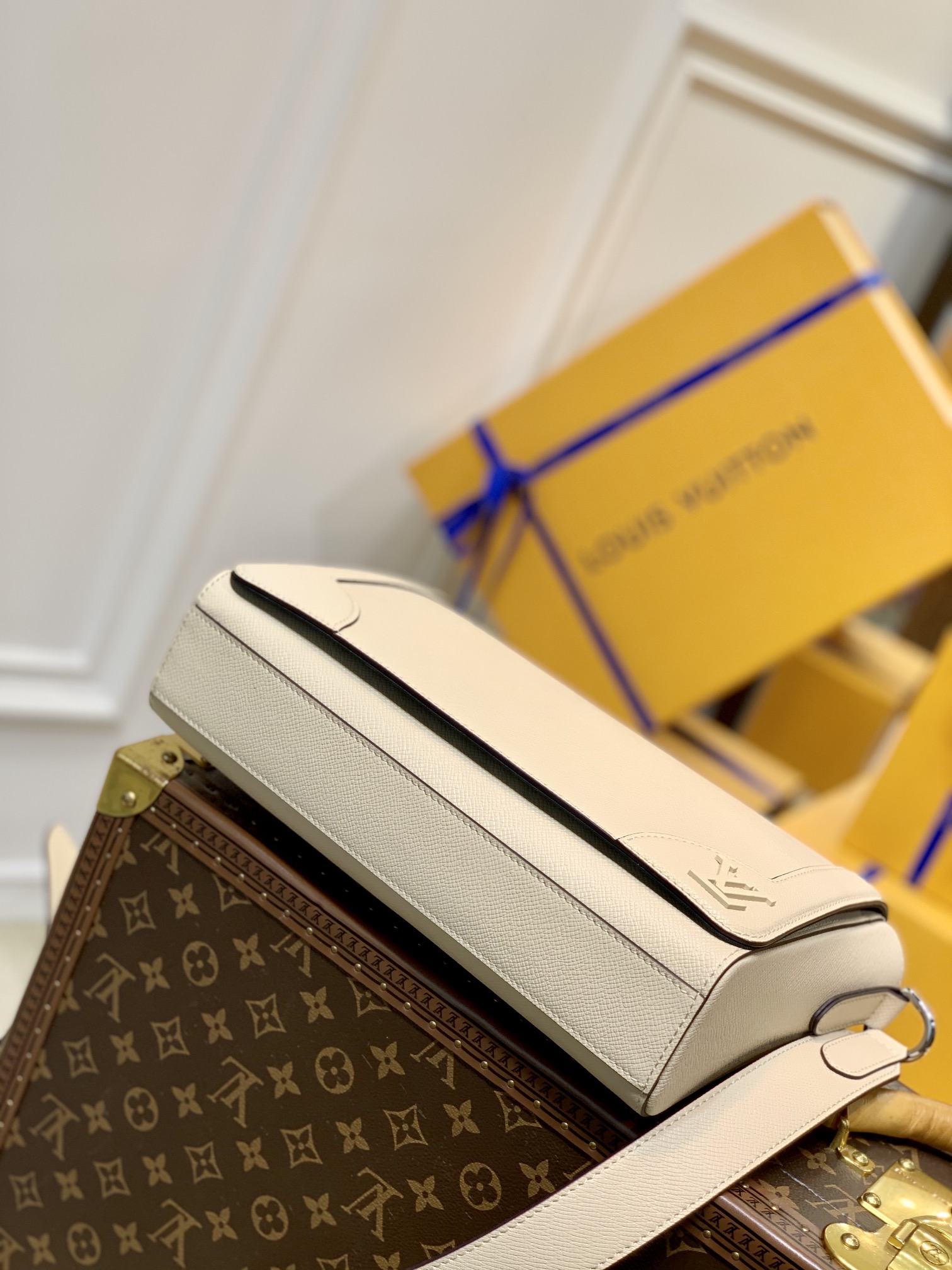 LV New Flap-M30807-28.3 x 18.3 x 4.3CM