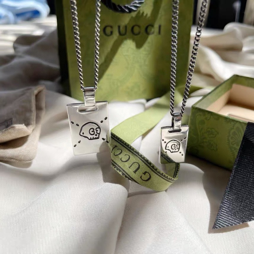 G*u*i choker