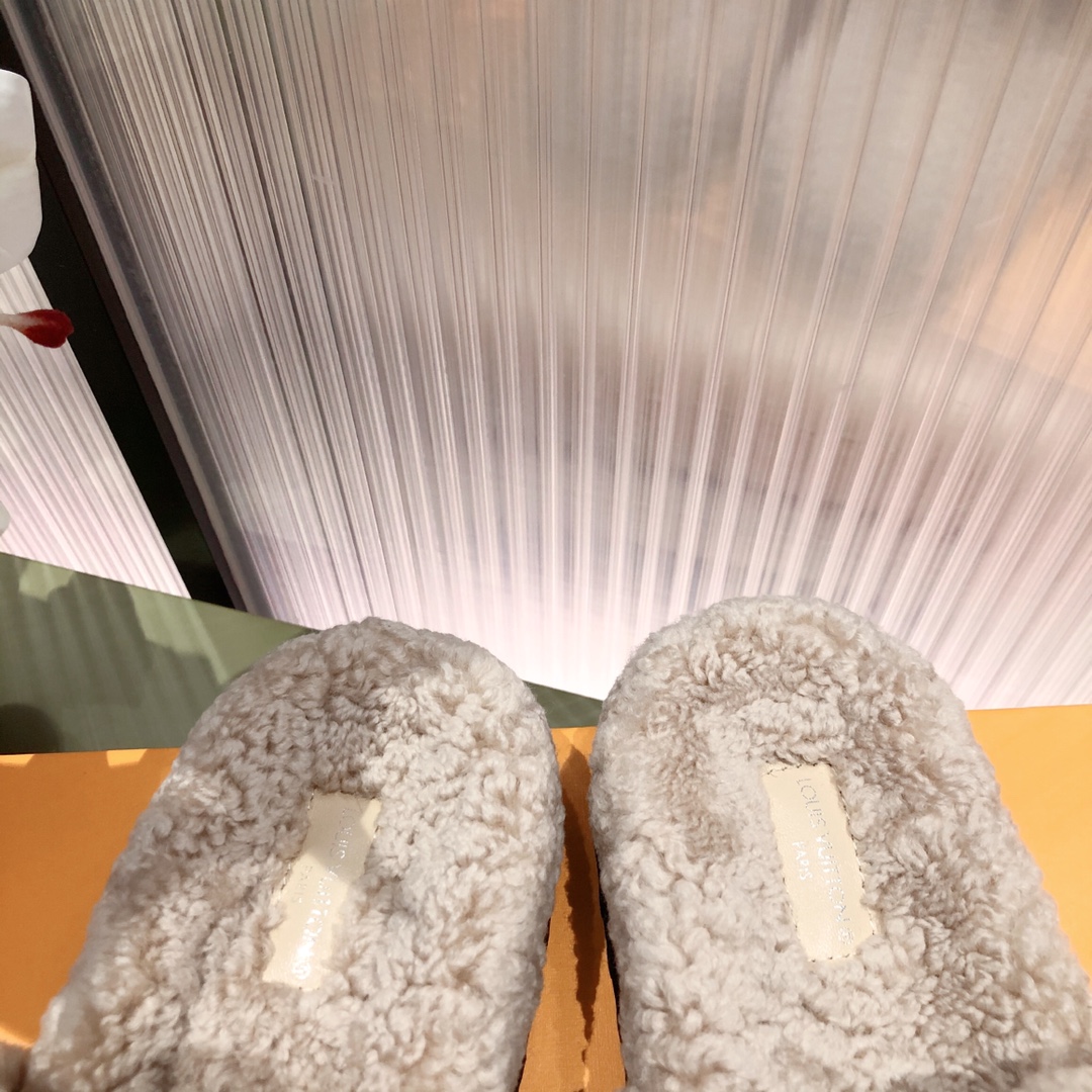 l0*is V*t0n slippers