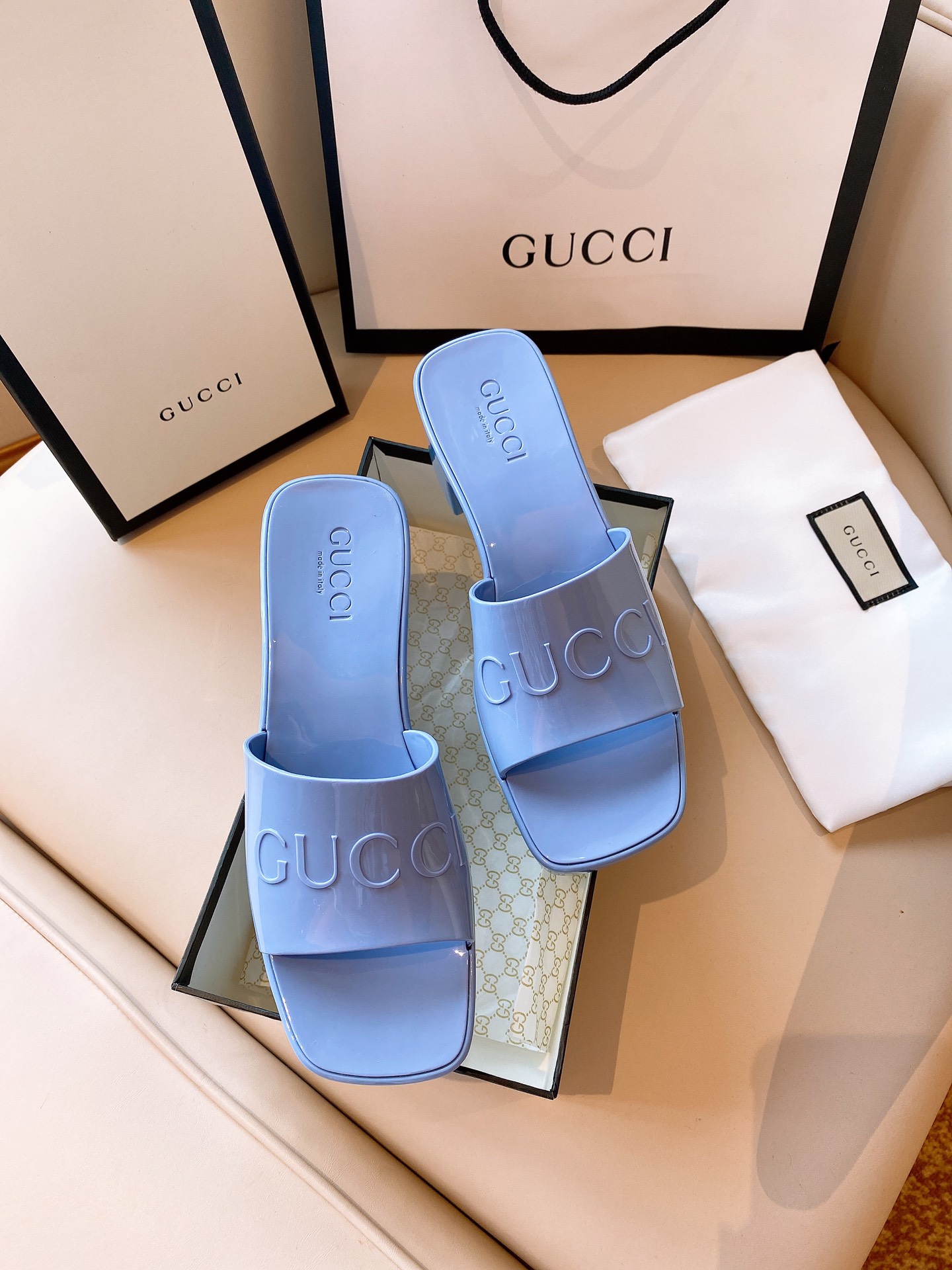 G*u*i sandals