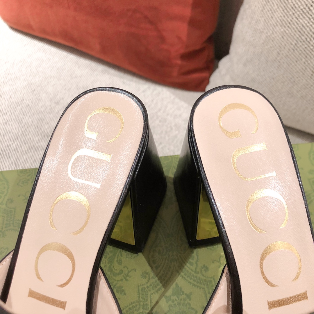 G*u*i sandals