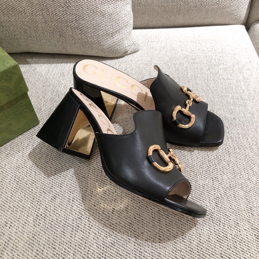 G*u*i sandals