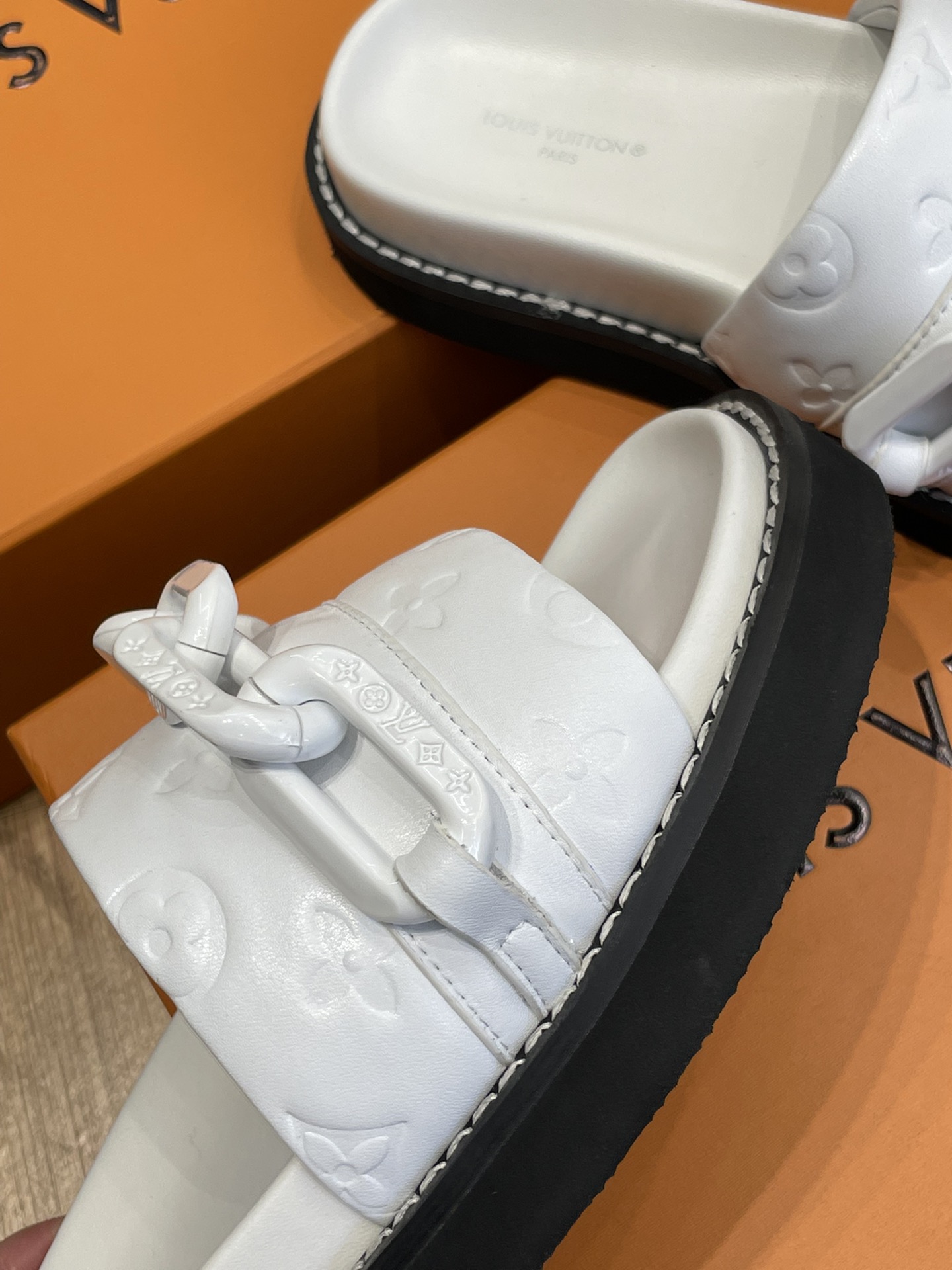 l0*is V*t0n 2022ss sandals