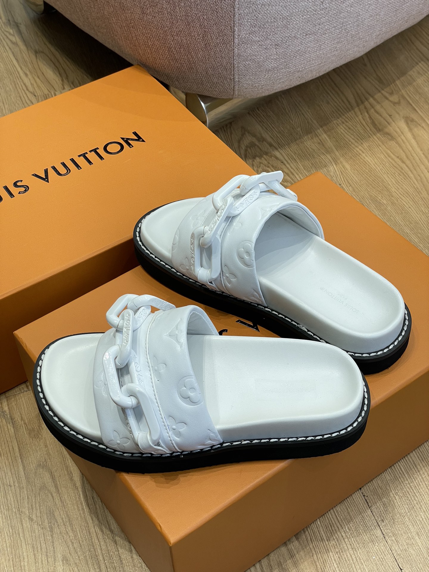 l0*is V*t0n 2022ss sandals