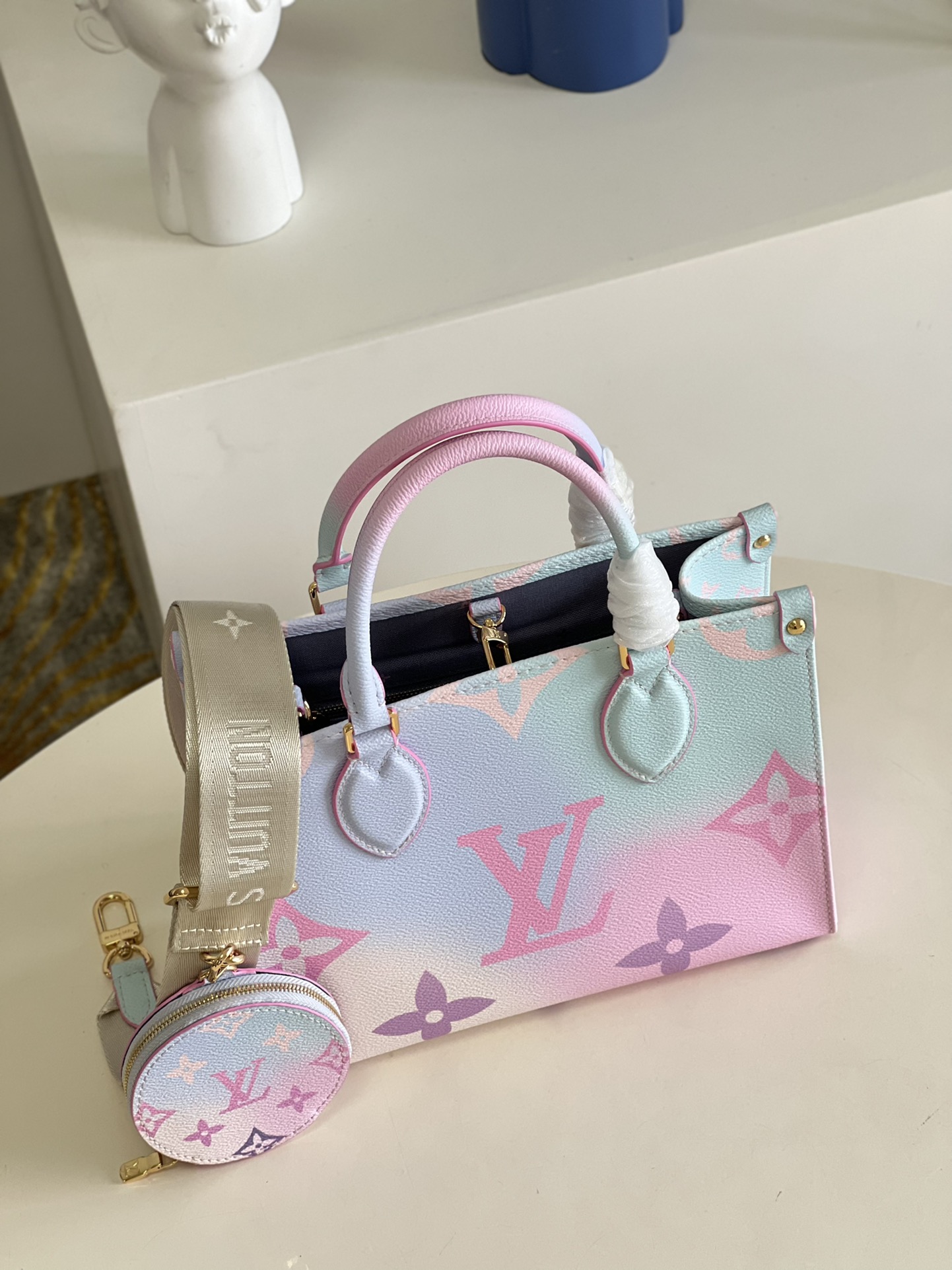 l0*is V*t0n onthego handbag-25*19*11.5 cm