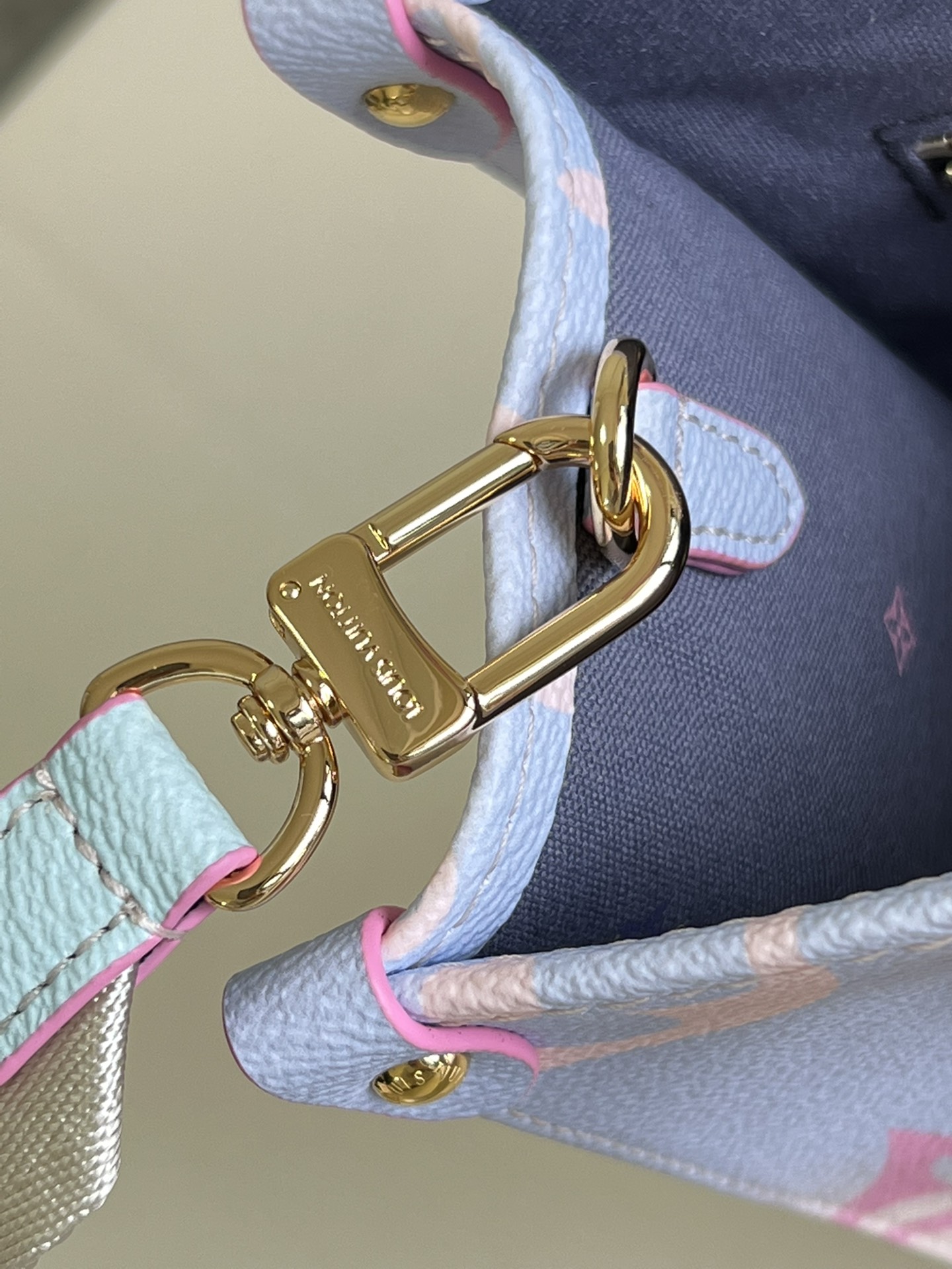 l0*is V*t0n onthego handbag-25*19*11.5 cm