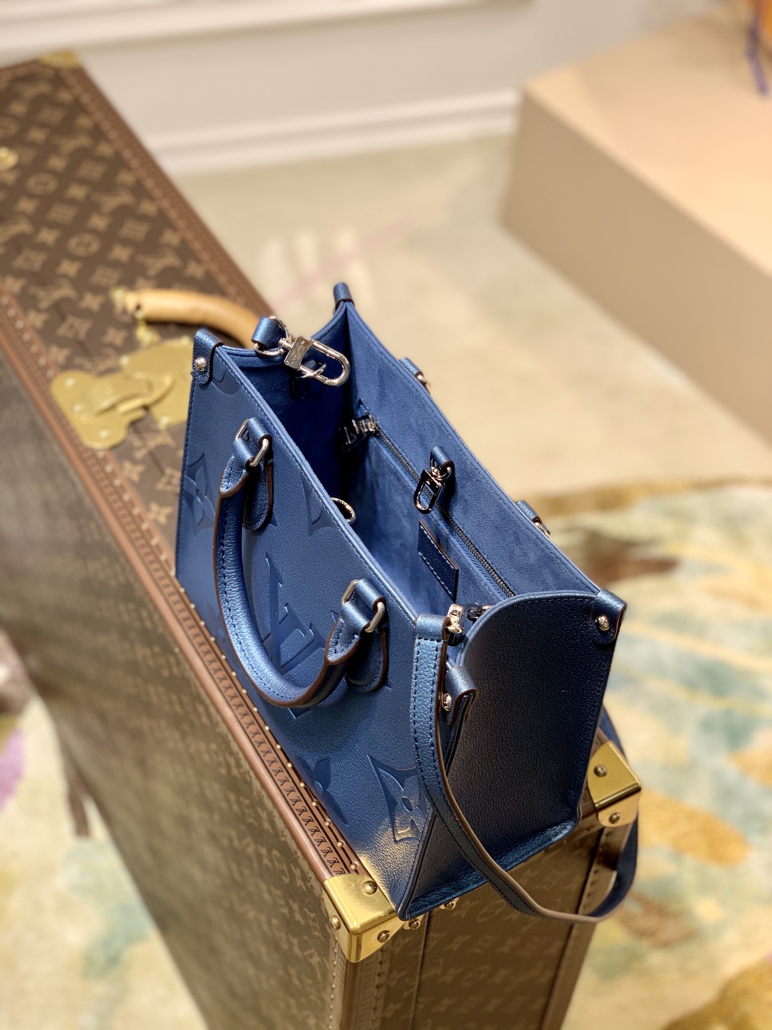 l0*is V*t0n onthego handbag-25*19*11cm