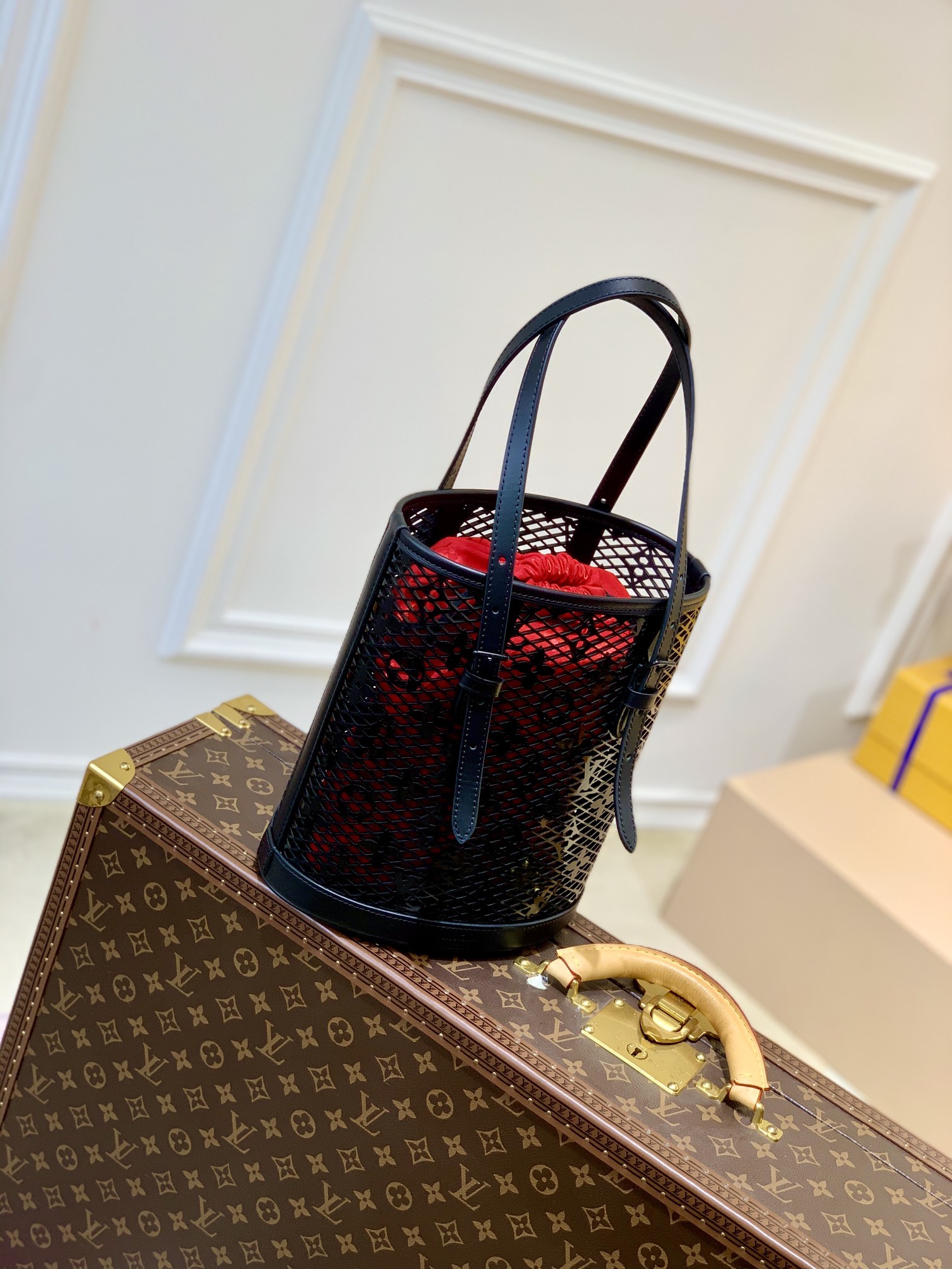 l0*is V*t0n bucket -23x26x16cm