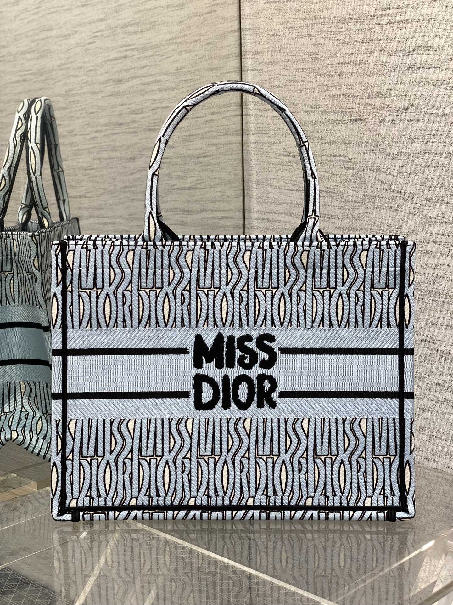 D*or small book tote-36.5cm