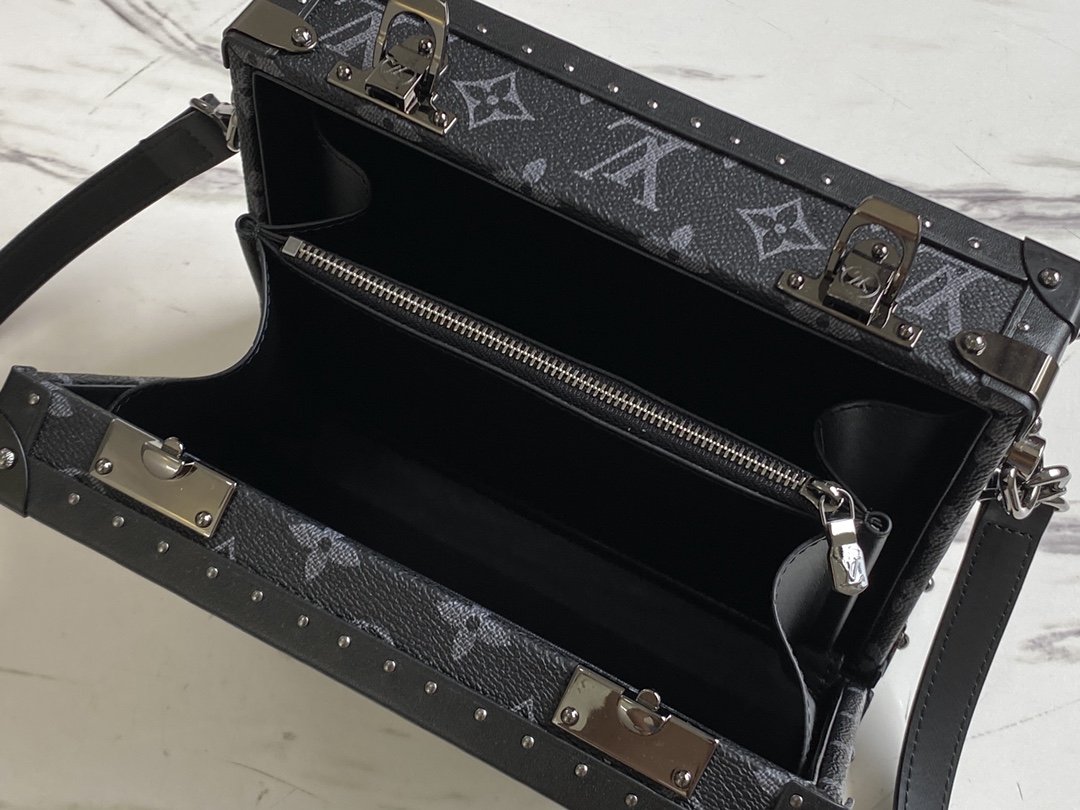 l0*is V*t0n clutch box-24 x 16.5 x 8 cm