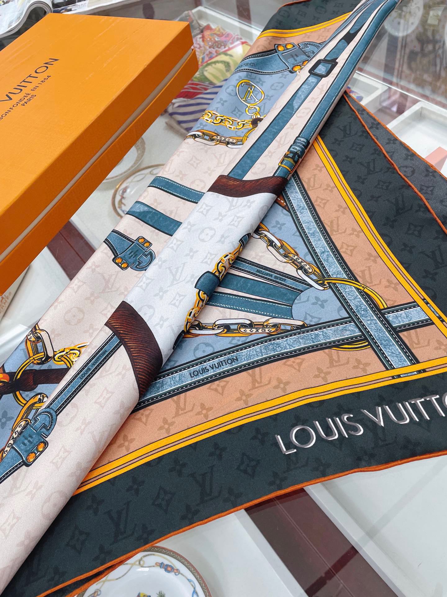 l0*is V*t0n silk square scarf-90*90cm