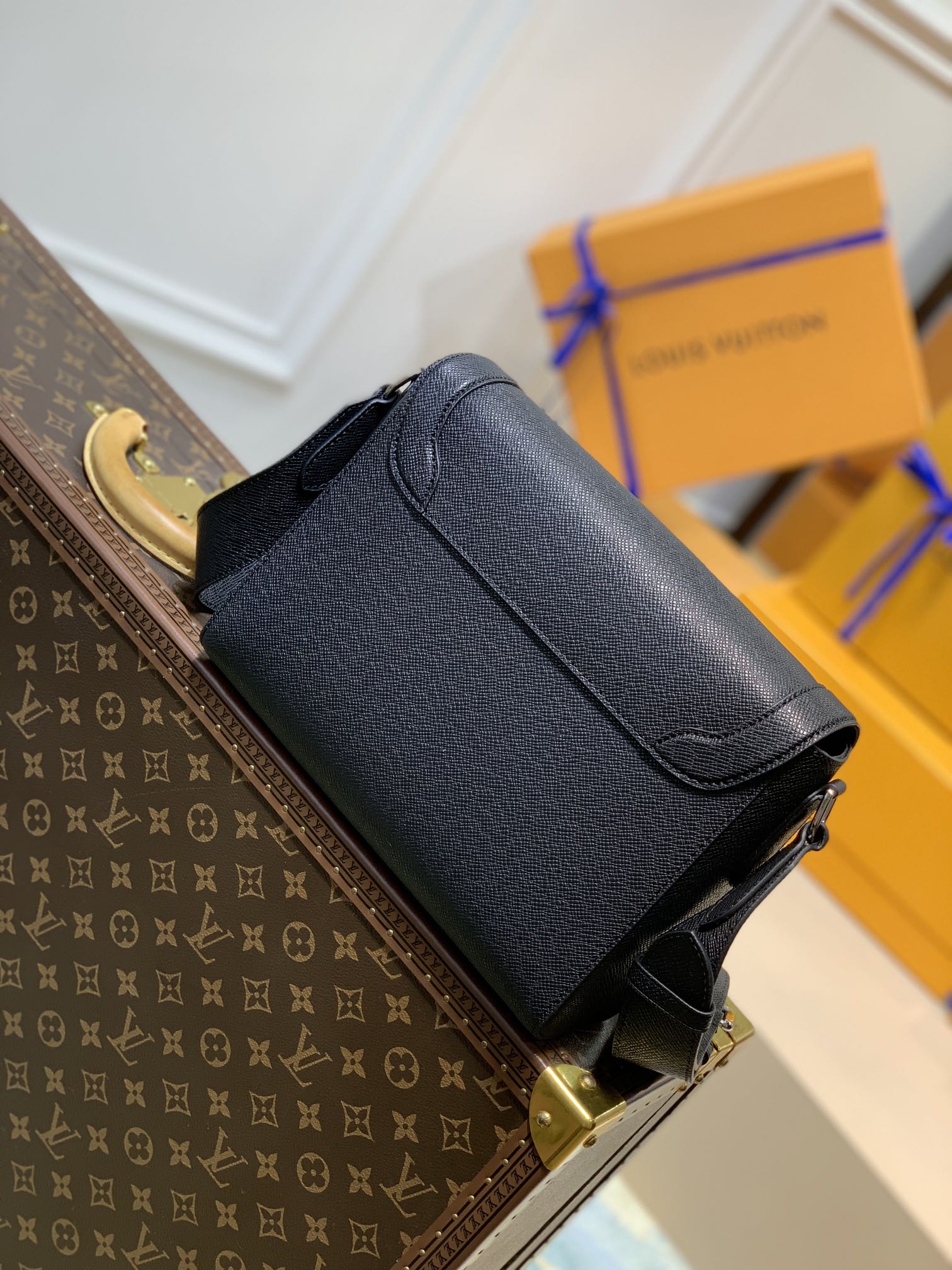 l0*is V*t0n new flap bag-m30807-28.3 x 18.3 x 4.3cm