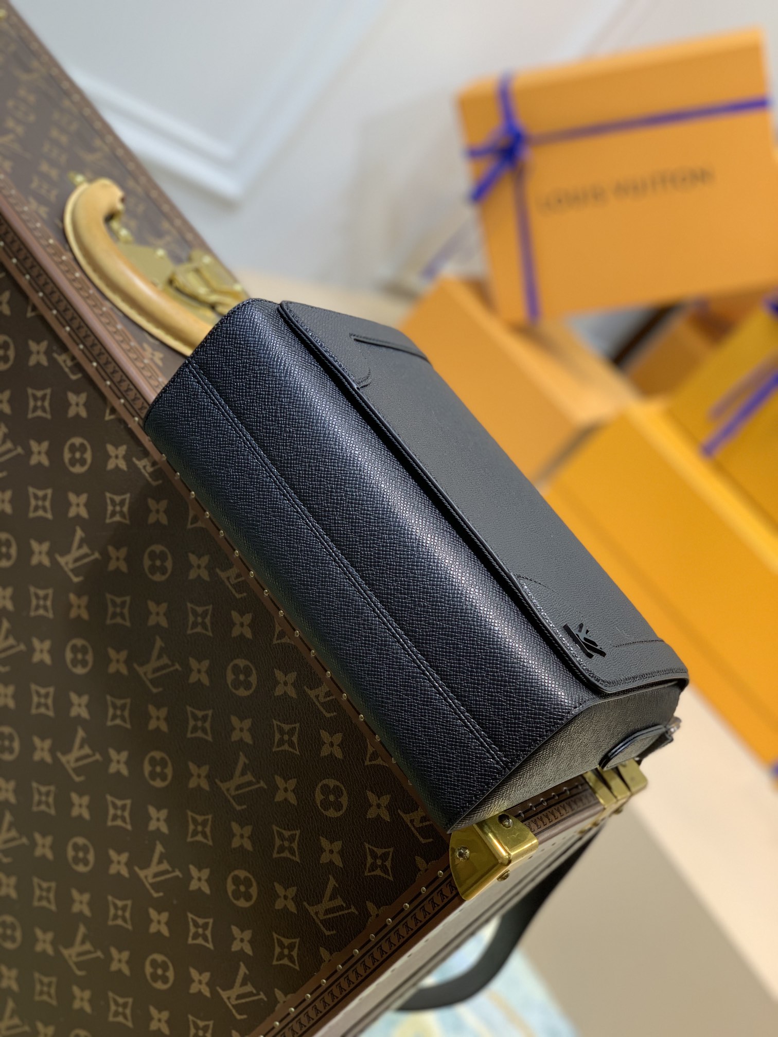 l0*is V*t0n new flap bag-m30807-28.3 x 18.3 x 4.3cm