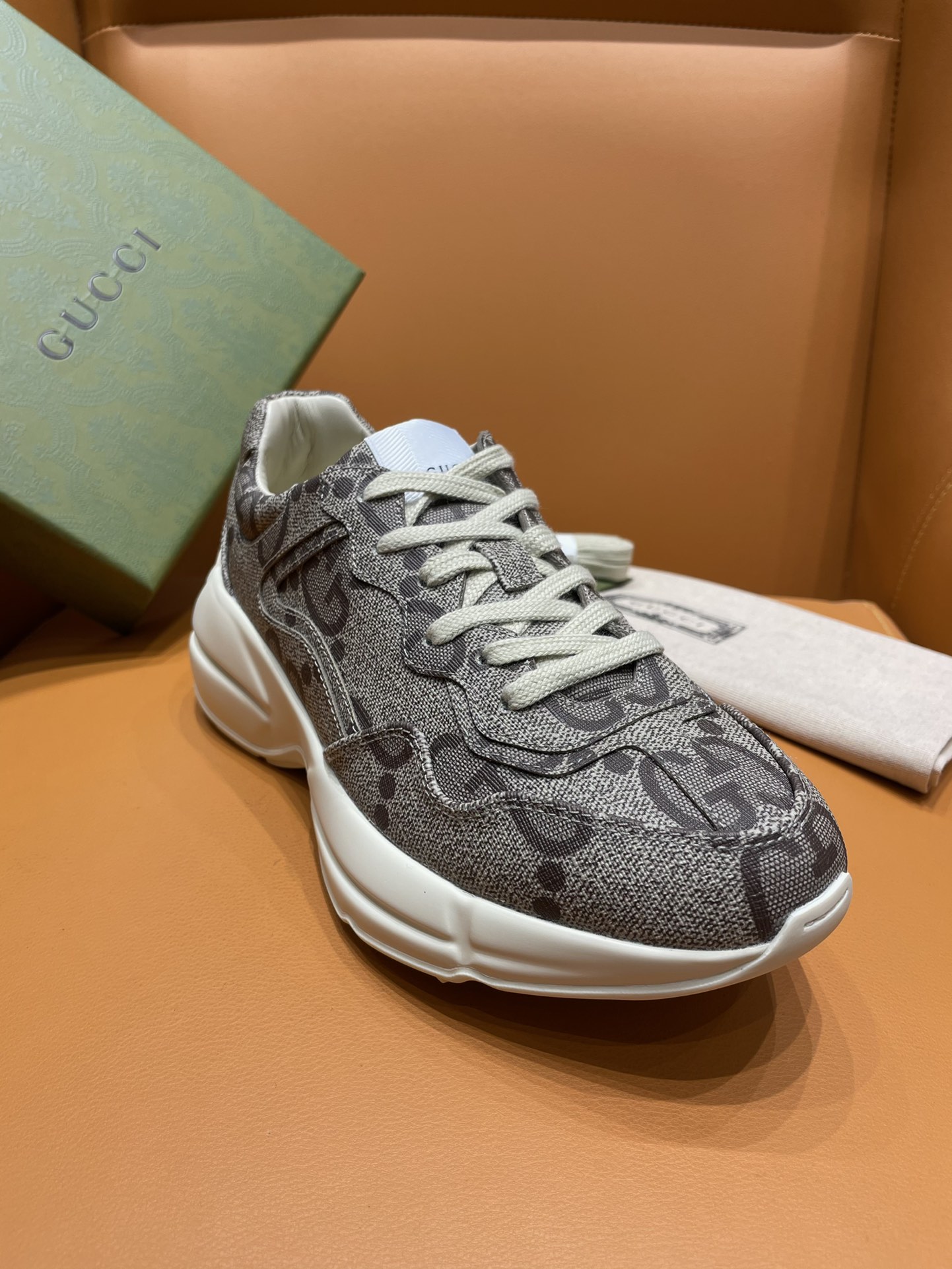 G*u*i rhyton leather sneaker