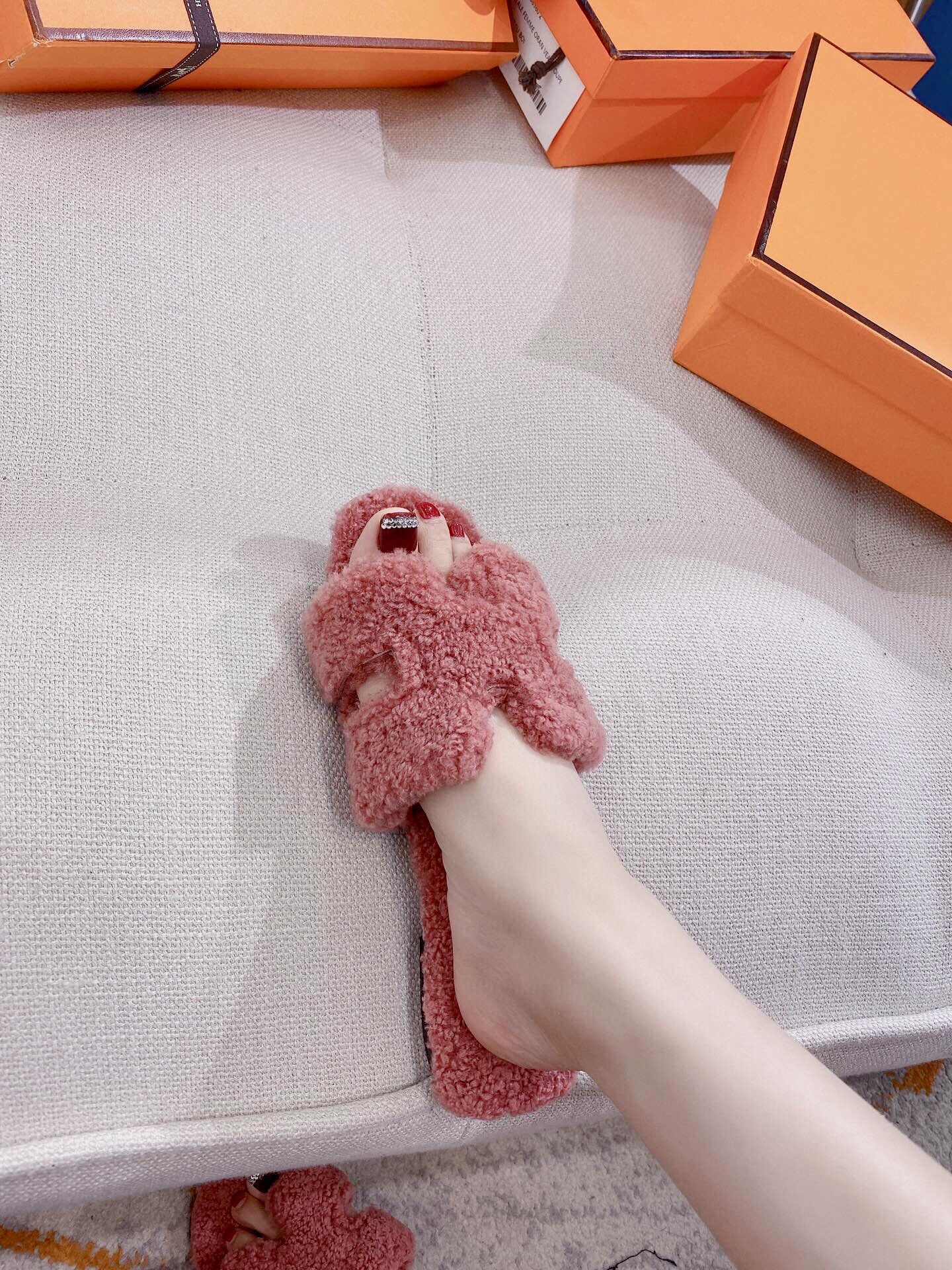 H**mes sandals