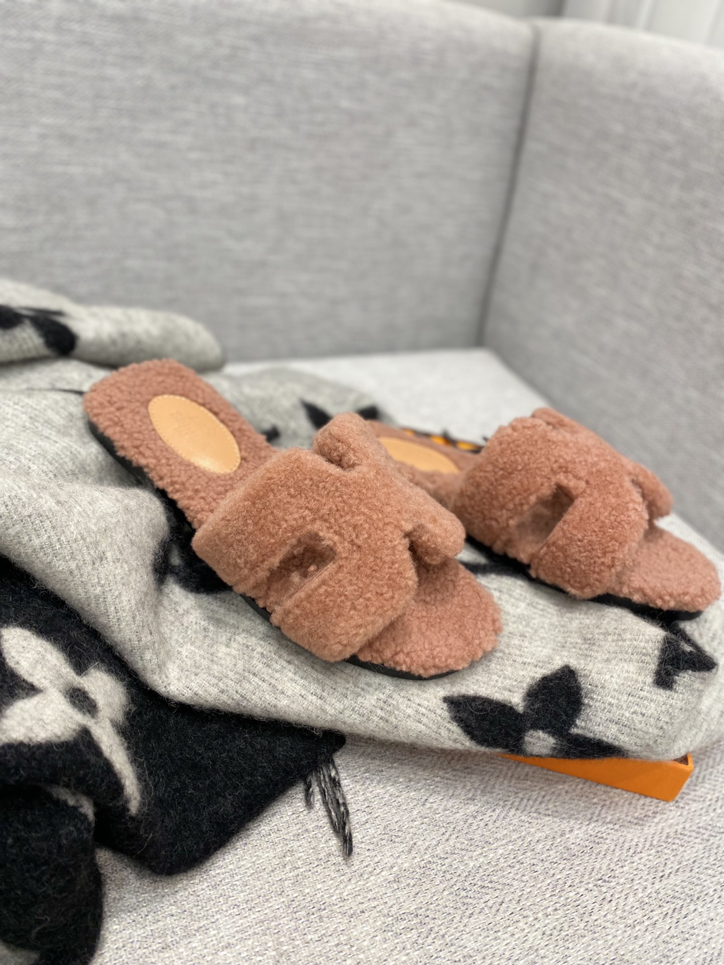 H**mes sandals