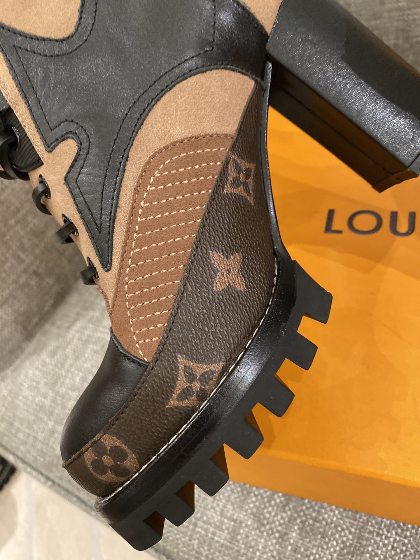 l0*is V*t0n boots