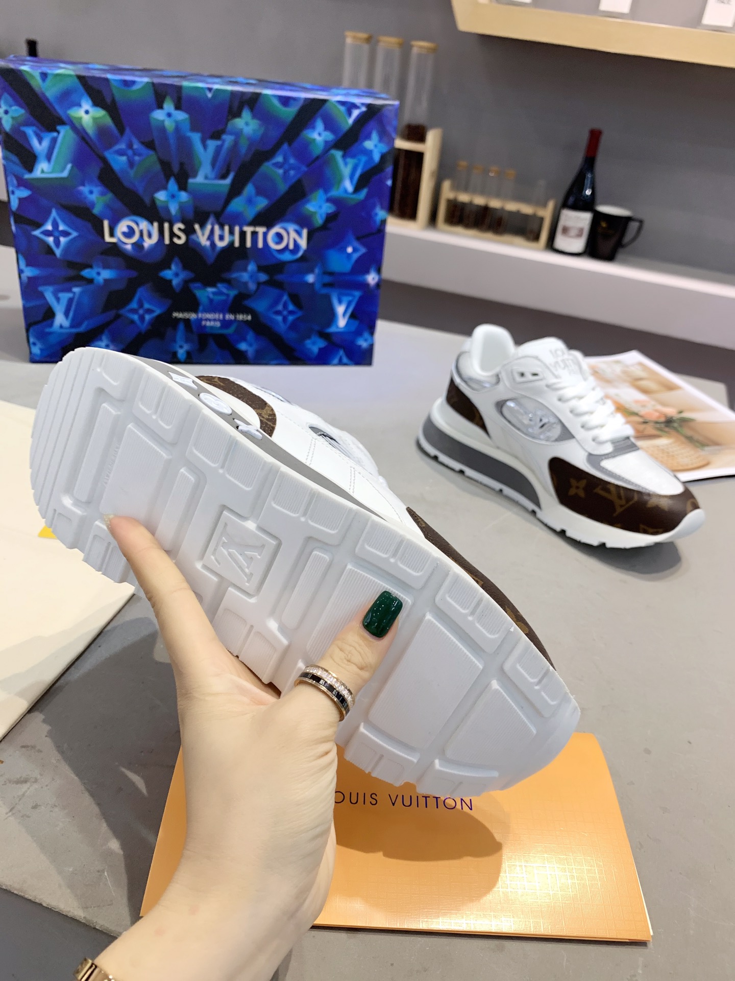 l0*is V*t0n sneakers