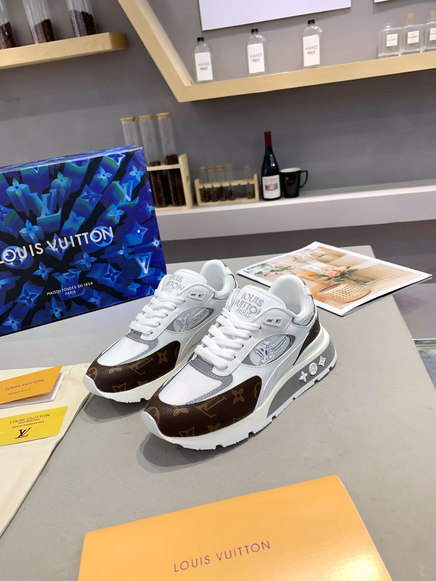 l0*is V*t0n sneakers