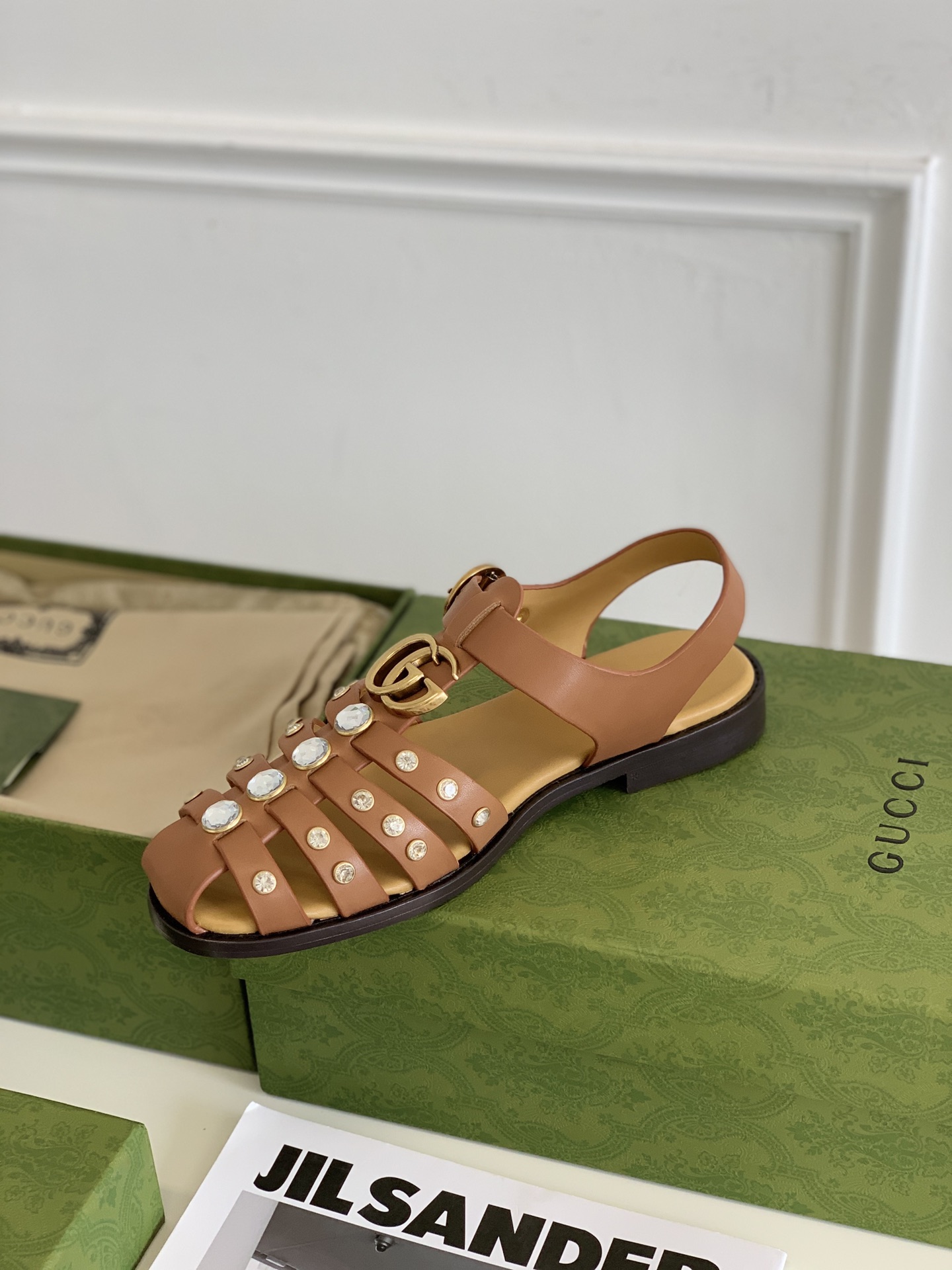 G*u*i sandals